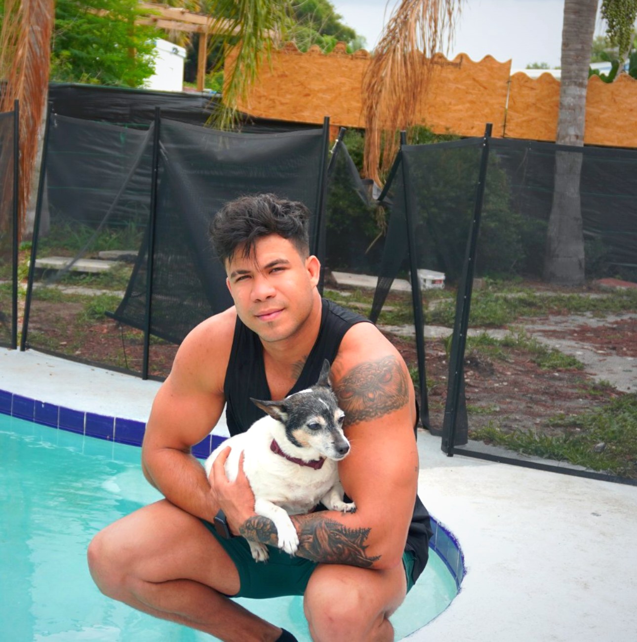 Perrita junto a la piscina